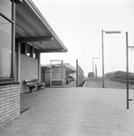 169270 Gezicht op de rijwielstalling bij het N.S.-station Hoogkarspel te Hoogkarspel.